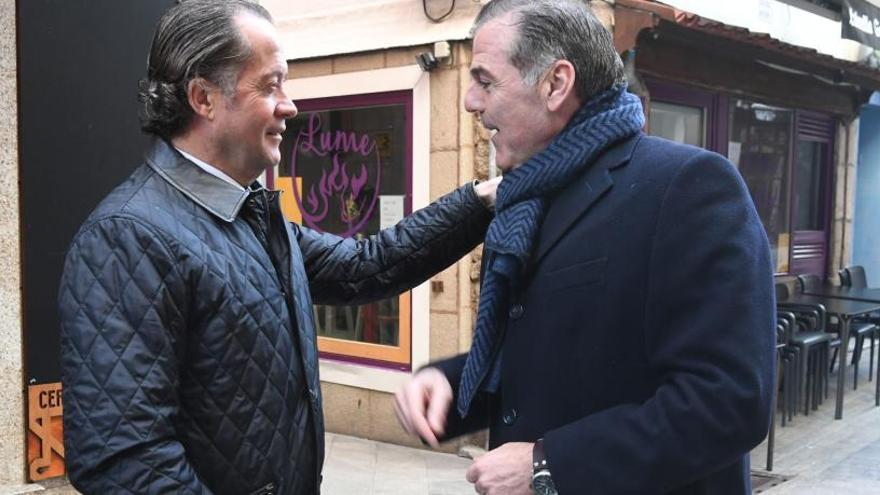 Encuentro casual con Escotet a las puertas de LA OPINIÓN. El presidente del Deportivo se cruzó ayer de forma casual con el de Abanca en la calle de la Franja, antes de su entrevista en la sede de LA OPINIÓN. Fernando Vidal y Juan Carlos Escotet se saludaron y charlaron durante unos minutos