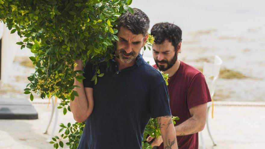 Ricardo García y Hugo Morales durante el montaje.