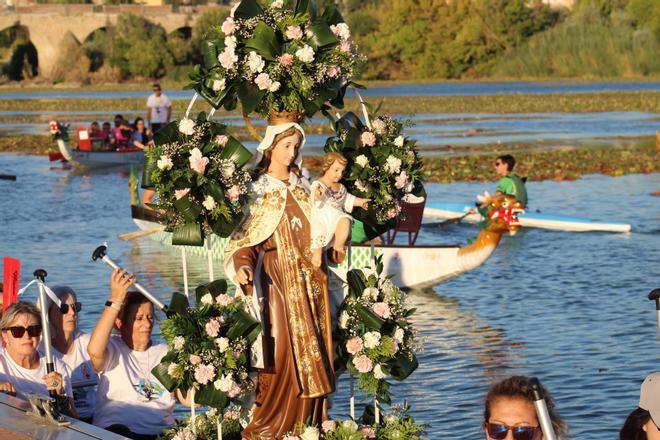 FOTOGALERÍA | La Virgen del Carmen surca el río Guadiana en Badajoz: "Ellas son las que reman y las que de verdad la guían"