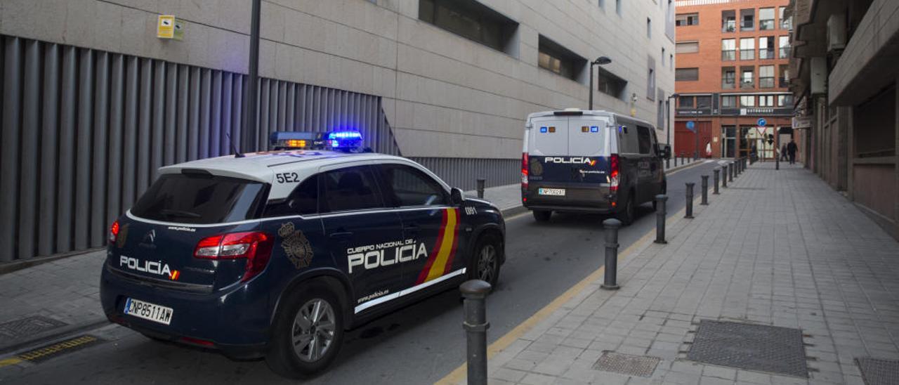 Traslado de un detenido de la Comisaría de Alicante al juzgado, en imagen del pasado febrero.