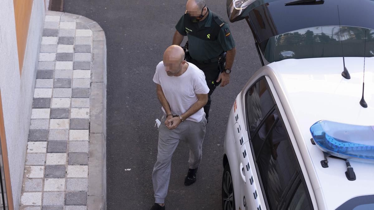El hombre arrestado por supuestamente asesinar a una mujer en Armeñime entra en el Juzgado de Arona.