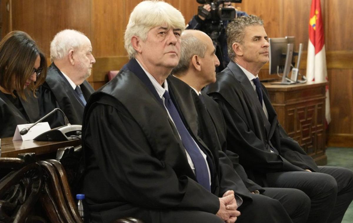 En segunda fila, José Manuel Bahamonde, con 50 años de ejercicio. | JOSÉ LUIS FERNÁNDEZ