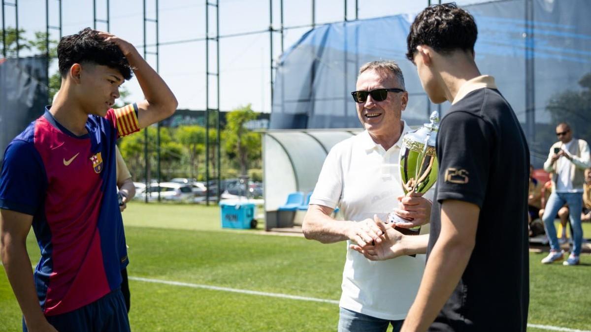 Dro y Nil Teixidor recibieron la copa de campeón de la liga Nacional juvenil