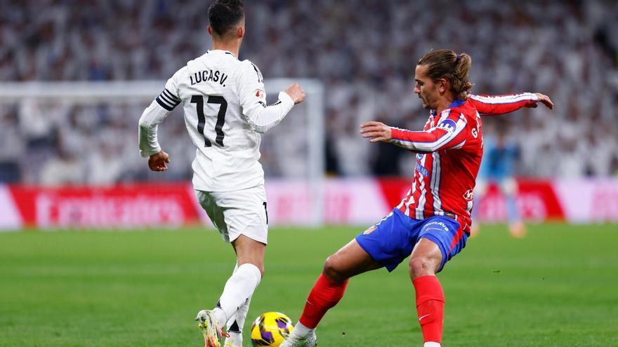 Lucas Vázquez (Real Madrid), frente a Antoine Griezmann (Atlético), en el derbi de Liga del Bernabéu.