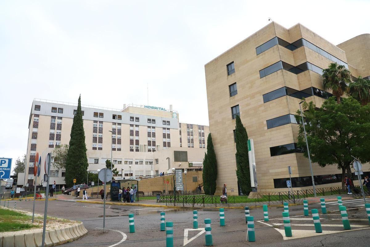 1. Fachada del hospital Reina Sofía de Córdoba, en imagen de archivo. 2. Juan Carlos I y Sofía de Grecia firman en el libro de oro en la inauguración. 3. Enfermeras atienden a uno de los primeros bebés nacidos en el hospital, año 1975. 3. Estado en el que se encontraban las obras del Materno Infantil a comienzos de 2025. 2 3 1
