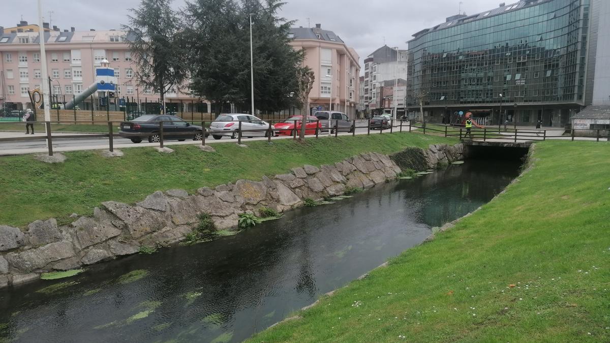 As Brañas de Sada, con río Maior al descubierto en el tramo anterior a su canalización