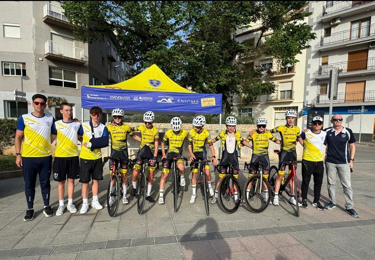 Ciclistas del equipo de Ontinyent en la prueba.