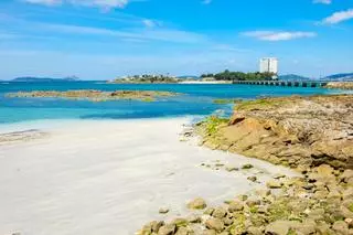 El rincón gallego donde veranean Macarena García y Javier Ambrossi está frente a las Islas Cíes