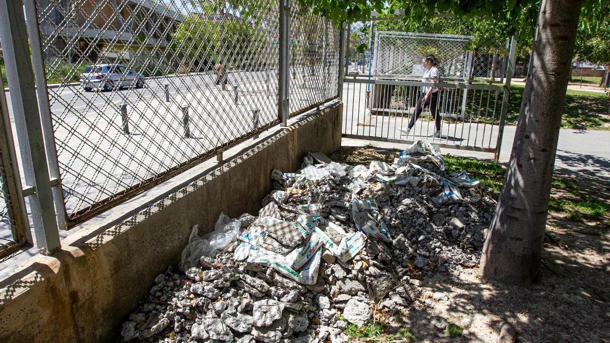 Escombros de obras en una zona del parque