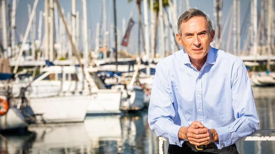 Pepe Martínez David, candidato a la presidencia de la Real Federación Española de Vela, posa en la Marina de València.