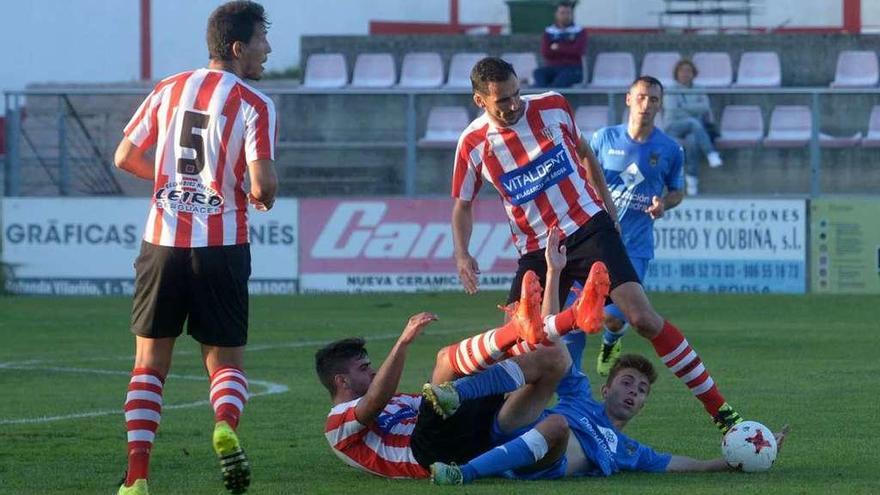 El jugador del Céltiga, Capi, robando el balón al delantero del Pontevedra Lezcano. // Noé Parga