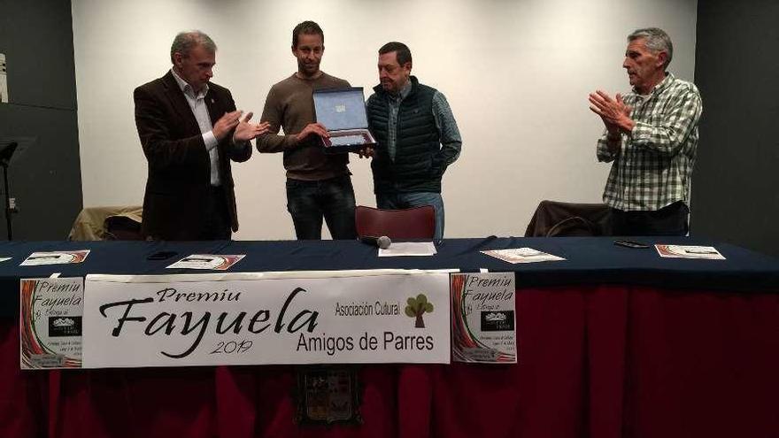 El grupo Picu Pienzu recoge el &quot;Fayuela&quot; por promocionar Parres