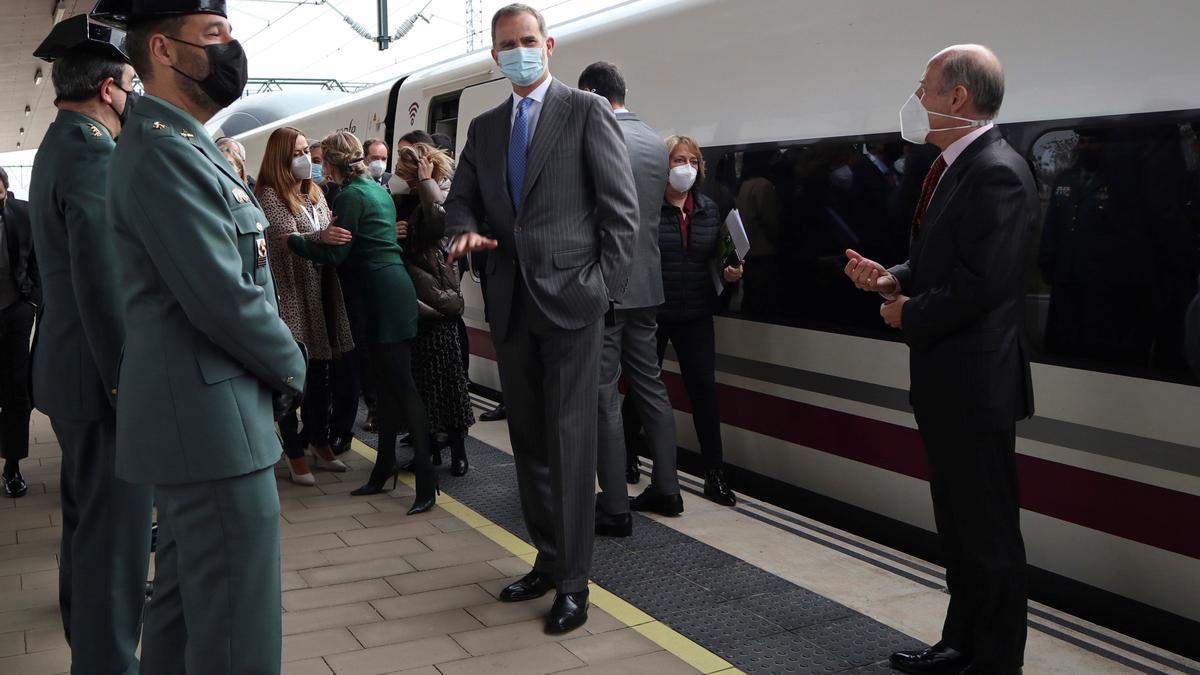 El rey Felipe VI y Pedro Sánchez inauguran el tren AVE Madrid - Galicia con parada en Zamora.