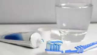 Pasta de dientes: el trucazo para dejar la taza del váter como nueva