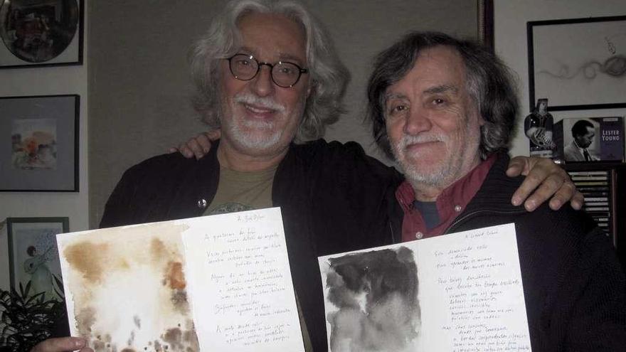 El poeta Antonio García Teijeiro y el pintor Xulio García Rivas, con la obra &#039;Poesía cromática&#039;.
