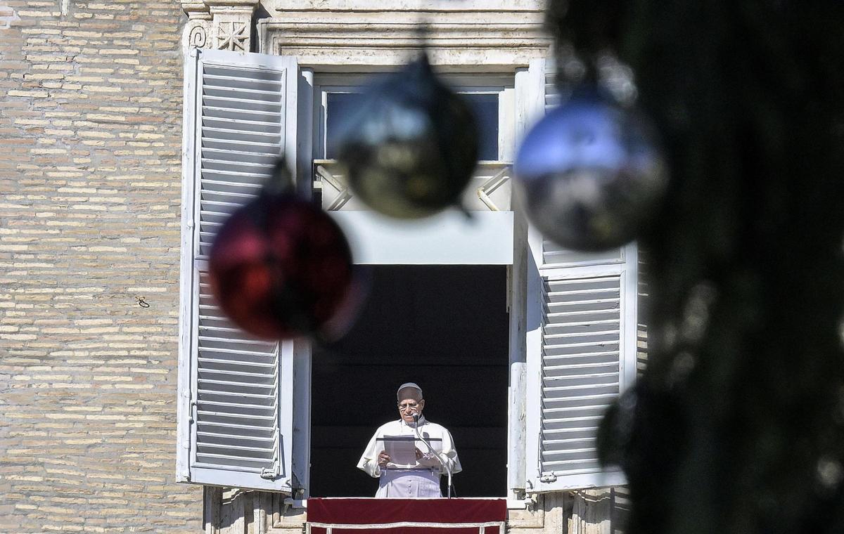 El papa León XIV dirige su oración dominical del Ángelus desde la ventana de su despacho con vistas a la plaza de San Pedro en la Ciudad del Vaticano, el 28 de diciembre de 2025.
