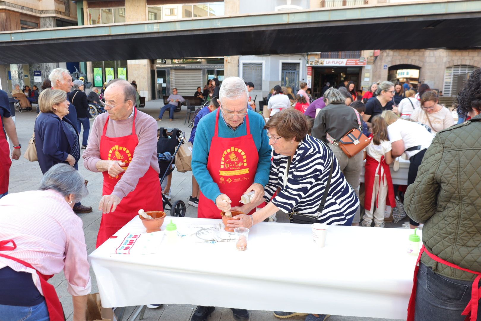 FOTOGALERÍA I Las imágenes de la Nit de la Xulla y del encuentro de elaboración de allioli de las fiestas de Vila-real