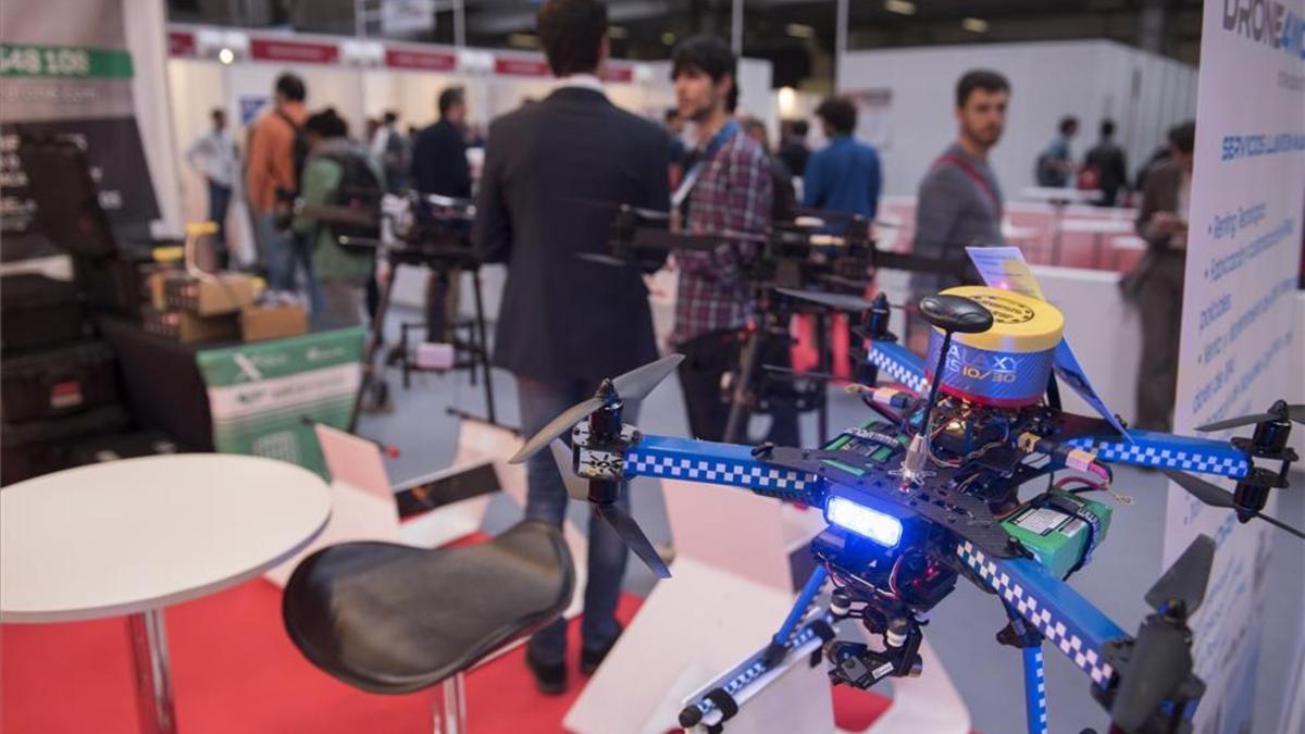 Un estand de la zona de drones de la feria eShow de Barcelona.