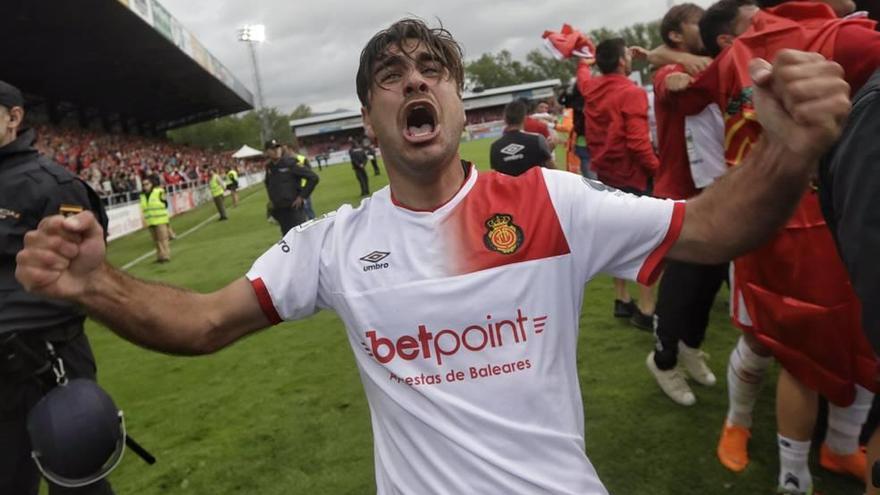 El delantero Abdón Prats celebra sobre el césped de Anduva el ascenso a Segunda División el pasado 27 de mayo.