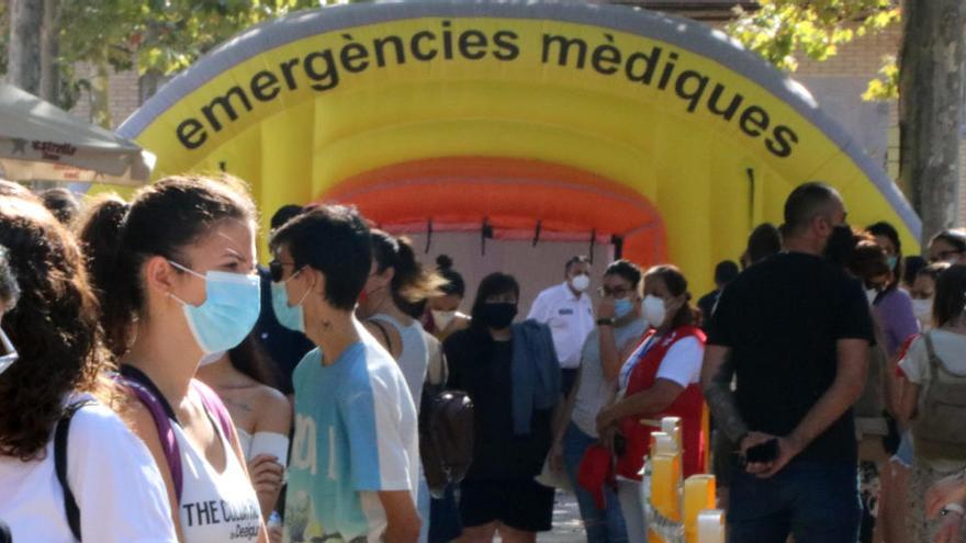 Pla general de la cua de ciutadans de Terrassa que esperen a accedir a una de les carpes habilitades per Salut per fer proves PCR el 7 d&#039;agost