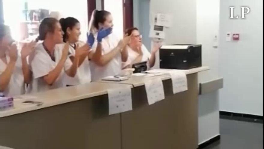 Alegría en el hospital Molina Orosa por un paciente que ha superado el coronavirus