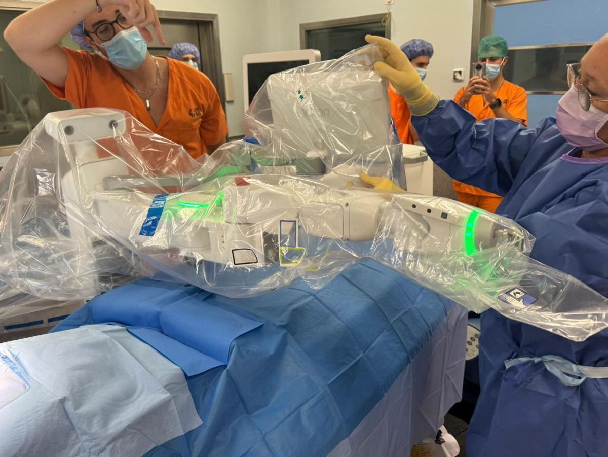 La Princesa estrena el robot neuroquirúrgico Mazor para operar cirugía compleja de columna en la sanidad pública madrileña.