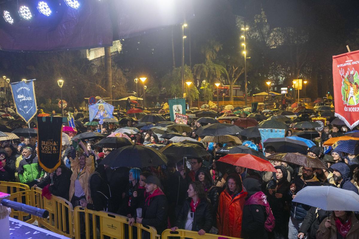 FOTOS | Las cofradías rinden un emotivo minuto de silencio por las víctimas del accidente de Córdoba: "Hemos decidido continuar con las fiestas para celebrar la vida"