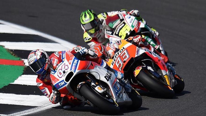 La Honda de Márquez estalla en plena batalla en Silverstone