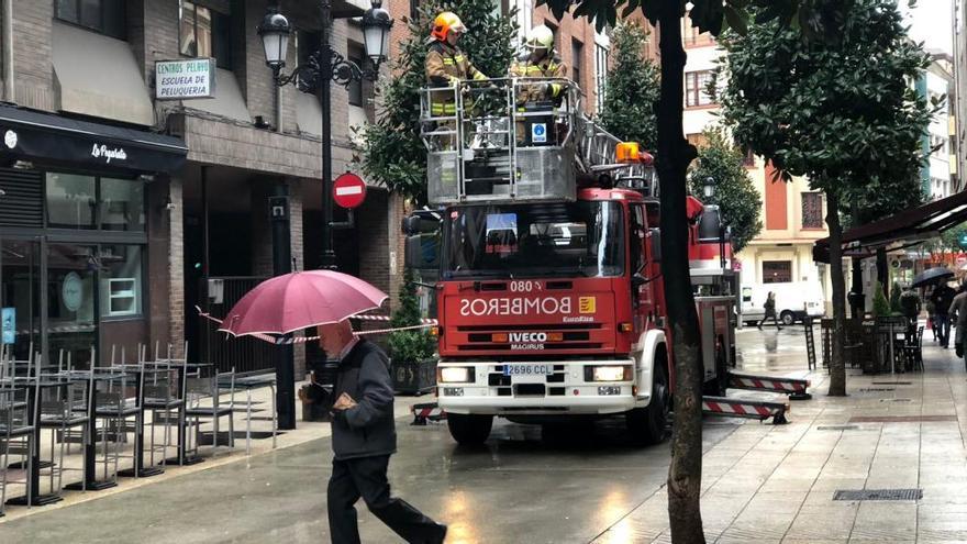 Alarma en la calle Manuel Pedregal de Oviedo por la caída de cascotes de una cornisa