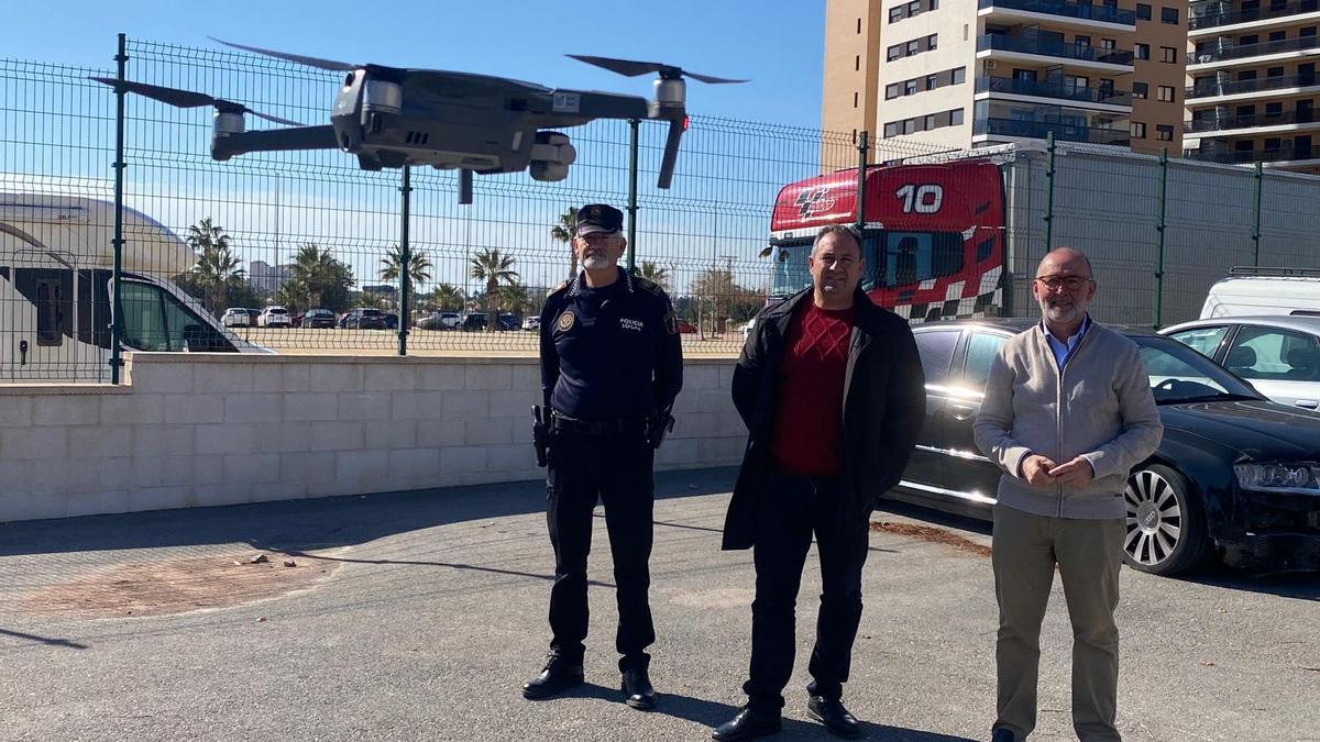 El dron con el alcalde, el edil de Policía y un agente