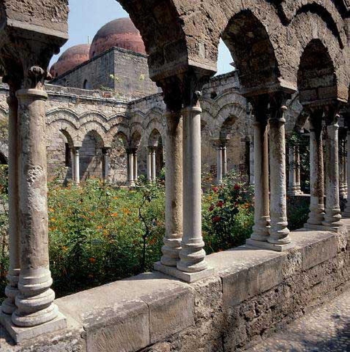 Claustro de San Juan de la Ermita. Claustro de San Juan de la Ermita.