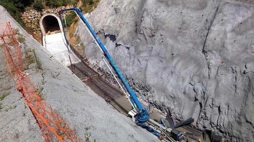 Máquinas trabajando, ayer, en el ramal ferroviario.