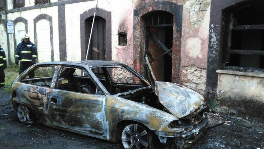 Extinguido un incendio en un coche estacionado en Cancienes