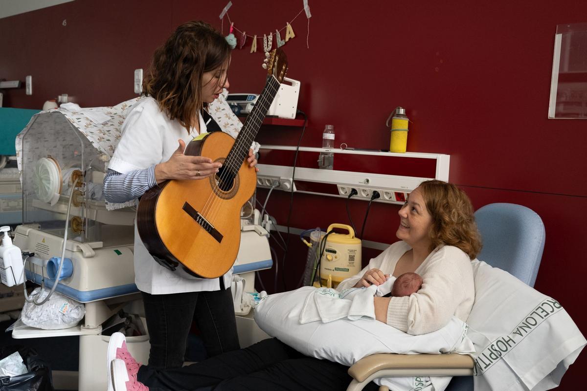 Los bebés ingresados en la UCI neonatal del Clínic se convierten en pequeños cocineros por Carnaval