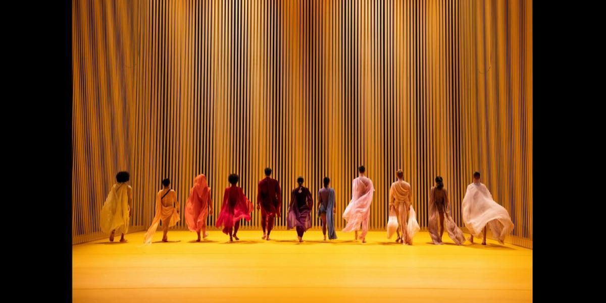 Un momento del espectáculo dancístico "Silk", obra del alicantino Iván Pérez