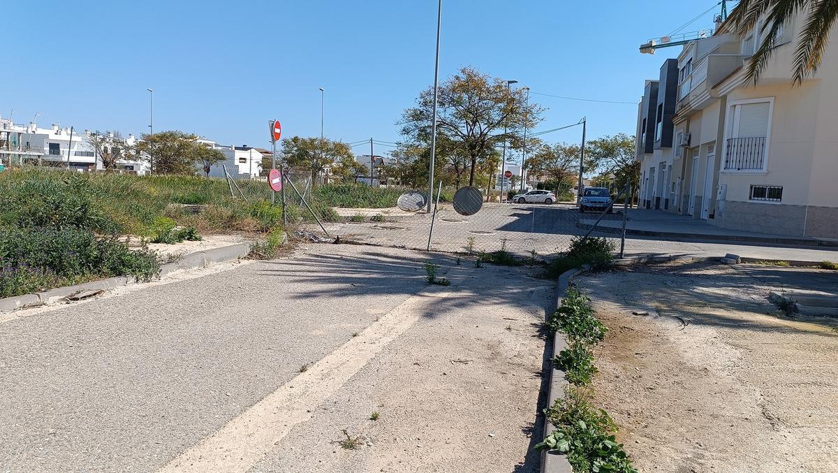 Una de las calles sin acerado casi veinte años después de iniciarse las obras de urbanización en la UE-1. Imagen del 13 de marzo de 2026