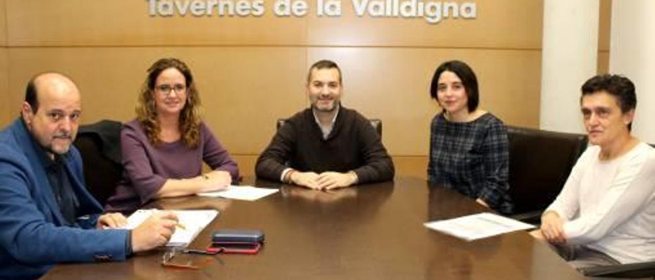 Tavernes entrega viviendas a cuatro  familias  sin recursos y con varios menores a su cargo