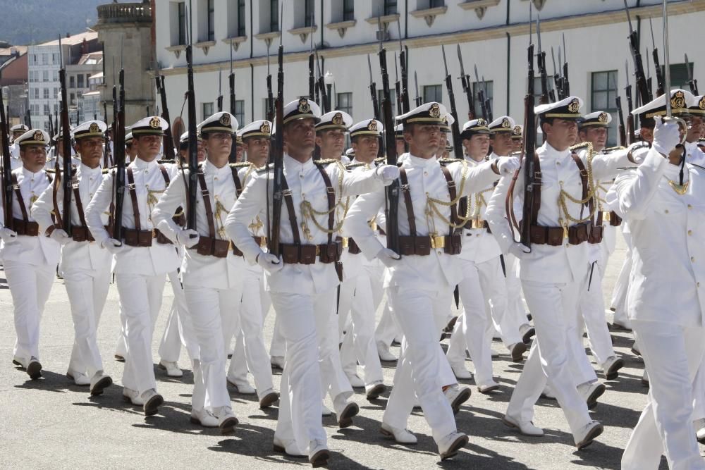 Entrega de despachos y jura de bandera en la Escue