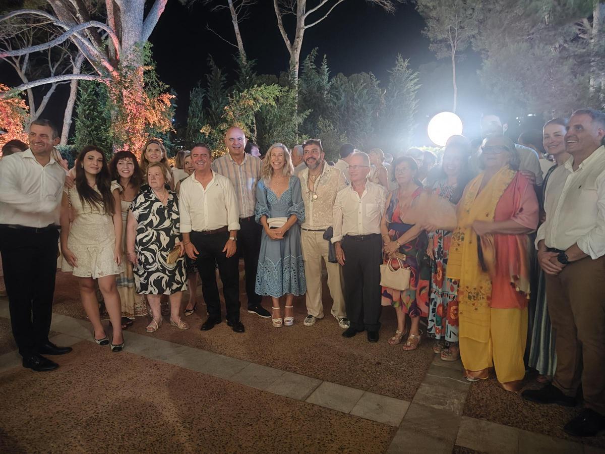 La delegación pitiusa posa en los jardines de Marivent.