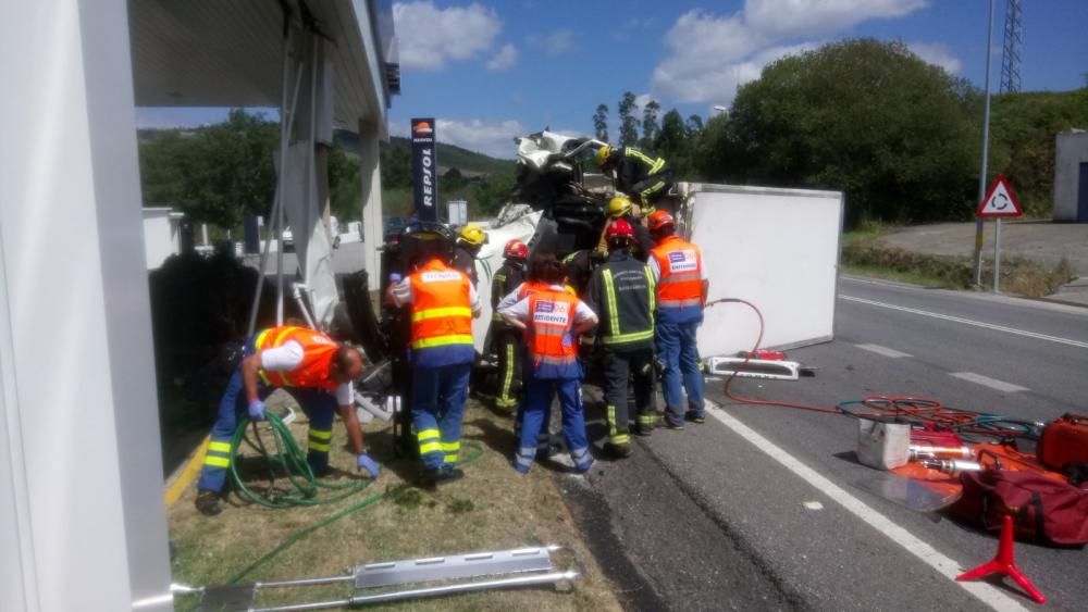 Accidente con vuelco de un camión en Barro