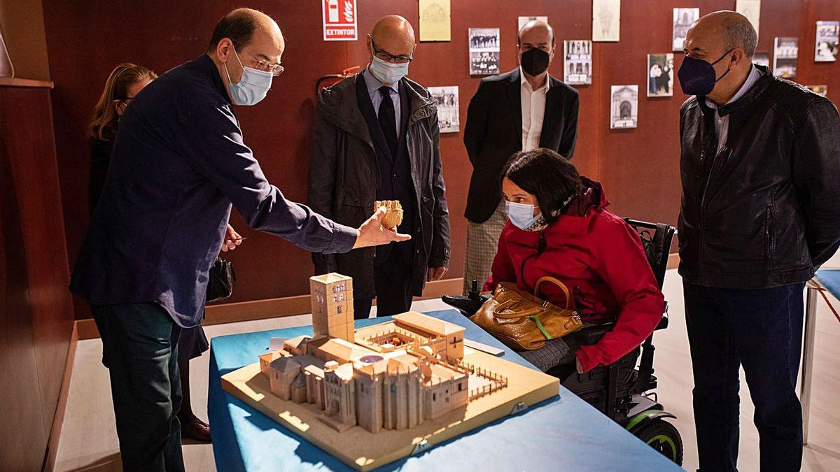 Gabriel Guarido (izquierda) enseña los detalles de la Catedral a María Eugenia Cabezas.