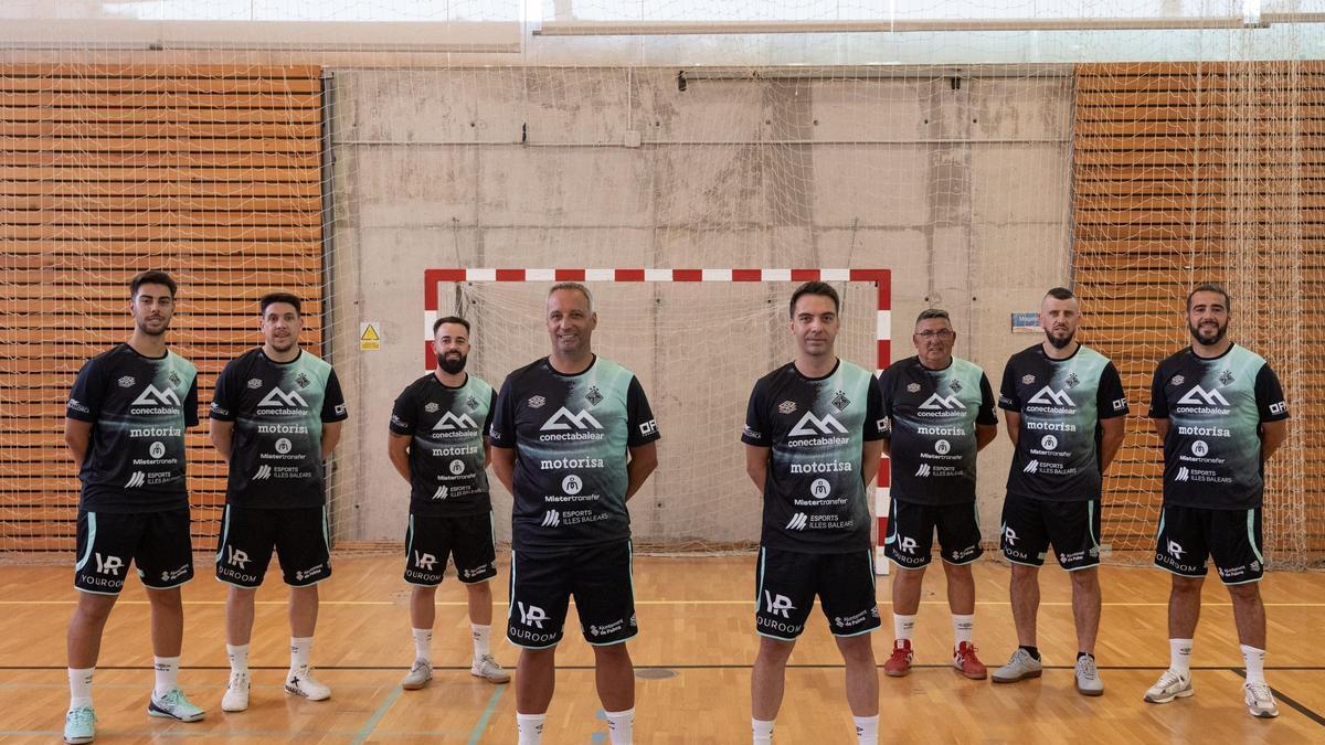 Antonio Vadillo posa junto al resto del cuerpo téctinco del Palma Futsal.
