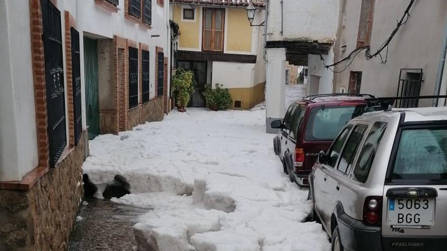 Calle granizada en el pueblo.