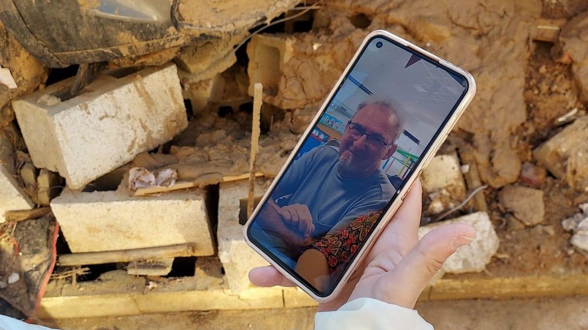 Meri sostiene su móvil con la imagen de su padre, Felipe García.