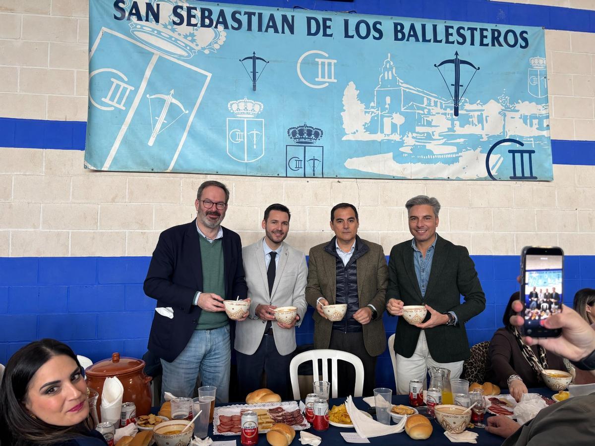 Adolfo Molina, Francisco Javier Maestre, José Antonio Nieto y Andrés Lorite, en la degustación de pavo con fideos.
