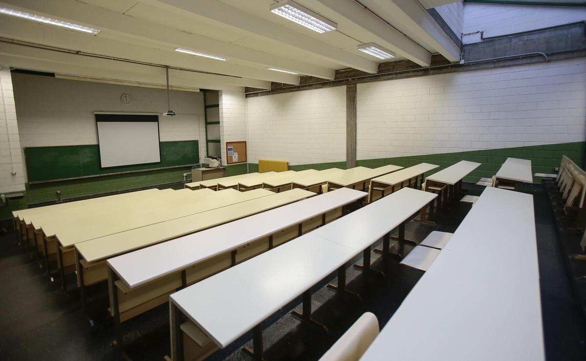 Un aula universitaria vacía.