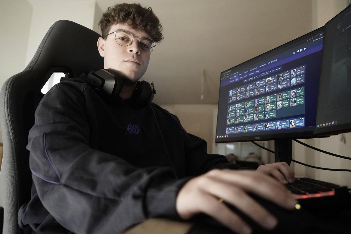 Marc Safont amb el seu ordinador