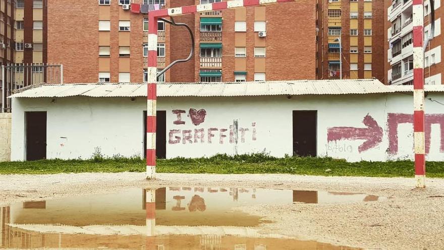 Estado del campo de fútbol del Colegio Gibraljaire, situado en la calle Nuestra de los Clarines.