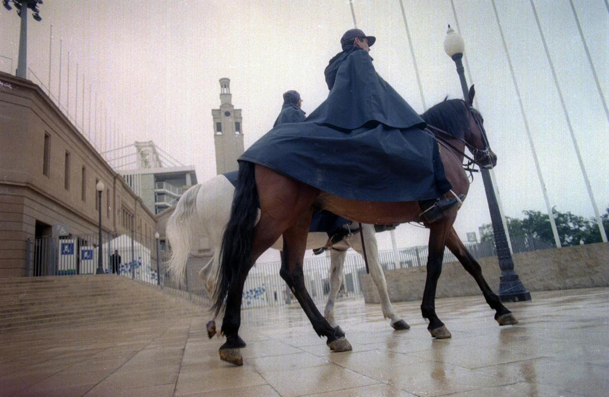 Policías a caballo en los alrededores del Estadio Olímpico, en julio de 1992.