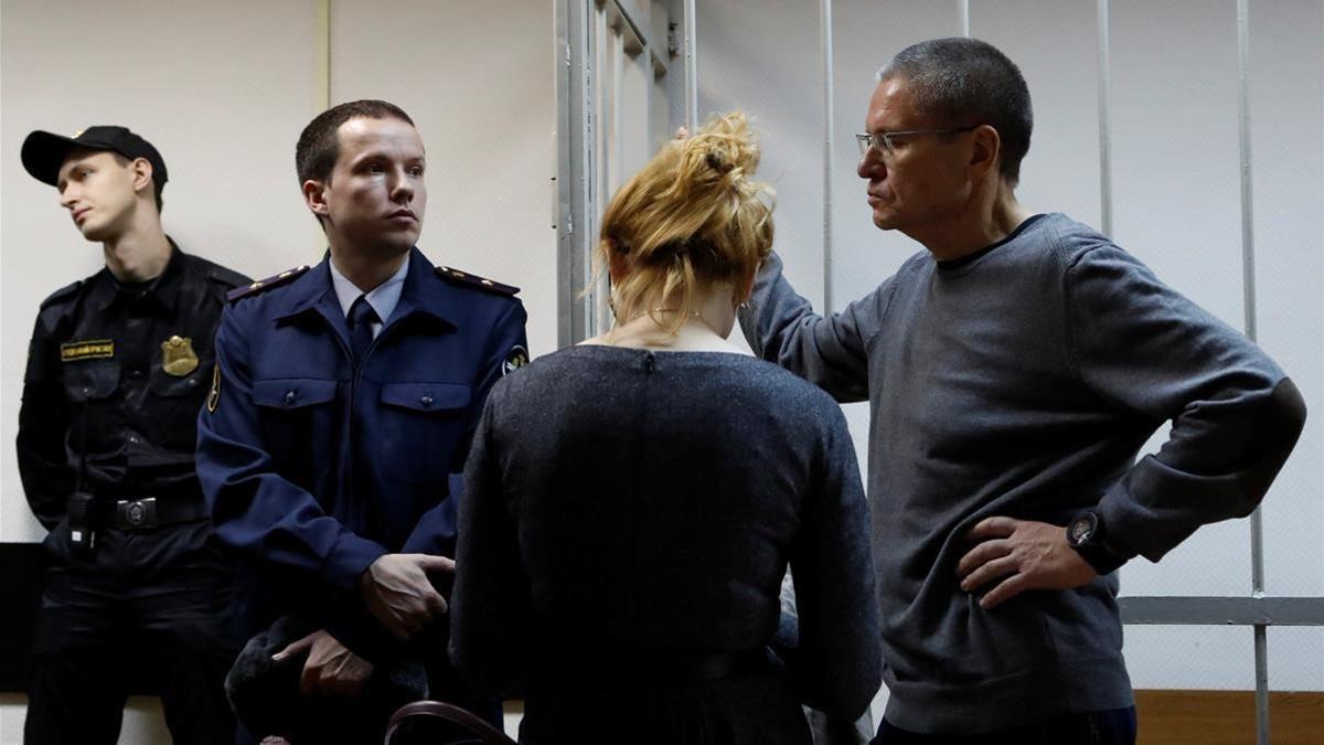 Ulyukáyev espera al inicio de la vista judicial en Moscú, el 15 de diciembre.